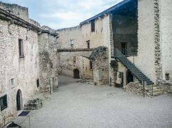 All'interno di Castel Beseno (Besenello, TN) si possono ammirare i bastioni, le strutture fortificate, i cortili e tutte le caratteristiche architettoniche della struttura - foto © ...