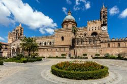 La cattedrale di Palermo fu costruita a partire dal 1185 ed è caratterizzata da diversi stili, frutto di successivi lavori e aggiunte architettoniche.