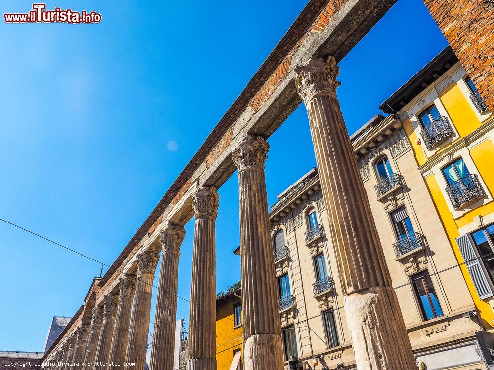 Immagine Milano: le Colonne di San Lorenzo, di origine romana, sono inserite nel contesto urbano di Porta Ticinese  - © Claudio Divizia / Shutterstock.com