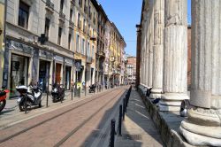 Le sedici colonne di San Lorenzo, nei pressi di Porta Ticinese a Milano, sono alte oltre sette metri e sono costruite in marmo - foto © miqu77 / Shutterstock.com