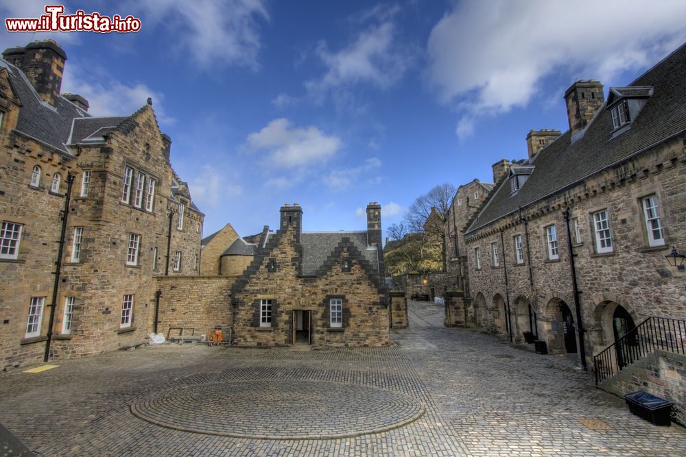 Immagine Una coorte interna del Castello di Edimburgo in Scozia