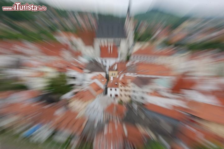 Precipitando dal Castello nel centro di Cesky Krumlov