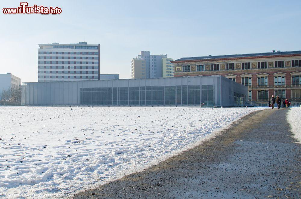 Immagine Il centro di doumentazione sul nazismo "Topographie des Terrors" (Berlino) in una giornata invernale, con la neve. Il museo è stato creato sul terreno dell'ex quartier generale della Gestapo - foto © Anticiclo / Shutterstock.com