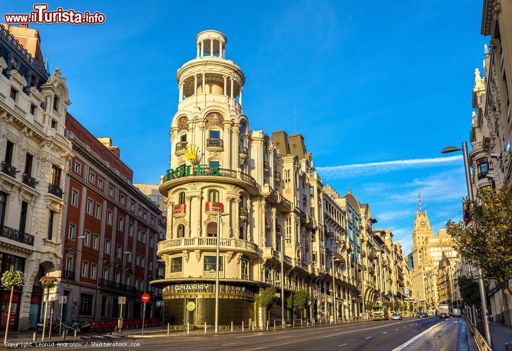 Immagine Madrid, Spagna: l'Edificio Grassy sulla Gran Vía, la grande strada nel centro della capitale iberica - foto © Leonid Andronov / Shutterstock.com
