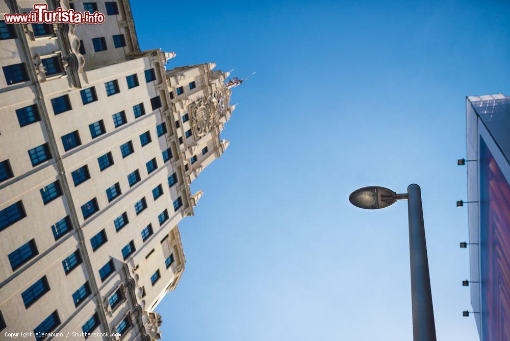 Immagine Sulla Gran Vía nel centro di Madrid (Spagna) si affacciano alti palazzi classici e moderni. La sua costruzione iniziò nel 1910, all’epoca di Alfonso XIII - foto © elenaburn / Shutterstock.com