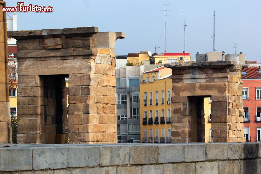 Immagine Il Tempio di Debod venne donato alla Spagna e ricostruito a Madrid dopo l'aiuto fornito dal governo spagnolo per il salvataggio delle opere egizie in seguito alla costruzione della Diga di Assuan.