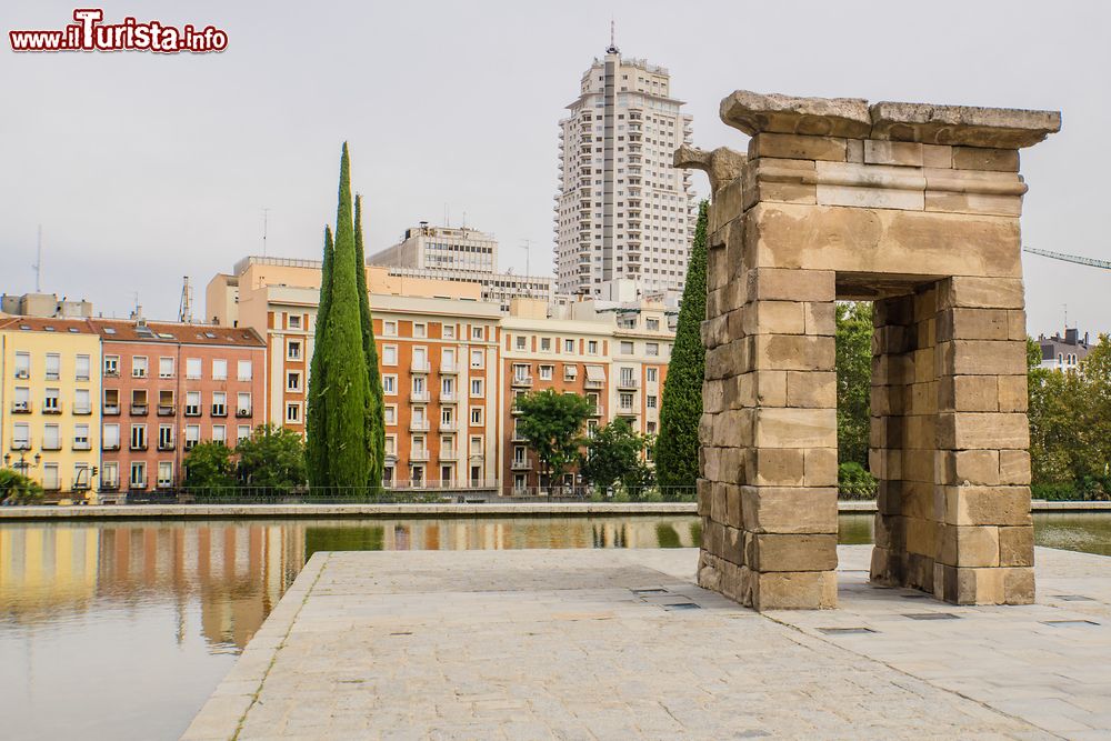 Immagine Parque del Oeste: il Tempio di Debod e, sullo sfondo, la moderna skyline di Madrid, capitale della Spagna.