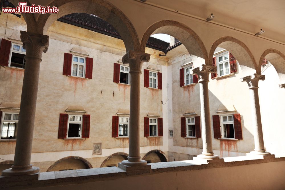 Immagine Un dettaglio degli archi che si affacciano sul cortile interno del Castel Thun, uno dei castelli più belli del Trentino.