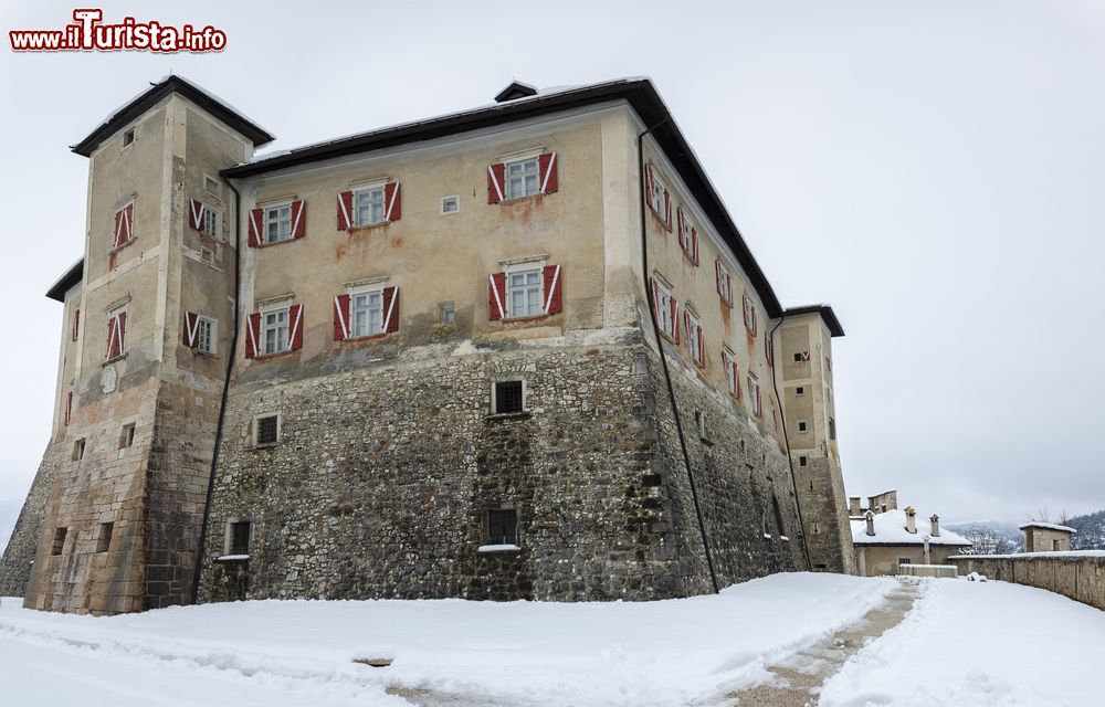 Immagine Una suggestiva immagine invernale del Castello Thun con la neve. Siamo a Vigo di Ton, sulle Alpi, in provincia di Trento.