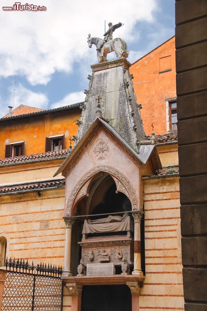 Immagine La sepoltura di Can Francesco della Scala si trova davanti all’ingresso della chiesa di Santa Maria Antica a Verona.