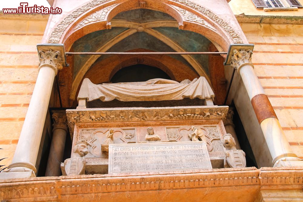 Immagine Tra le monumentali Arche Scaligere di Verona c'è la tomba di Can Francesco Della Scala, detto Cangrande I°.