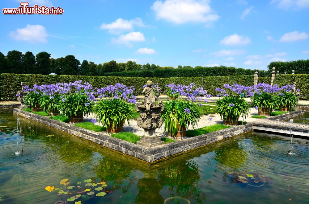 Immagine Il giardino barocco di Herrenhausen, Hannover, Germania. Un pittoresco scorcio panoramico del parco voluto dalla duchessa Sofia del Palatinato su modello dei giardini degli Orange.