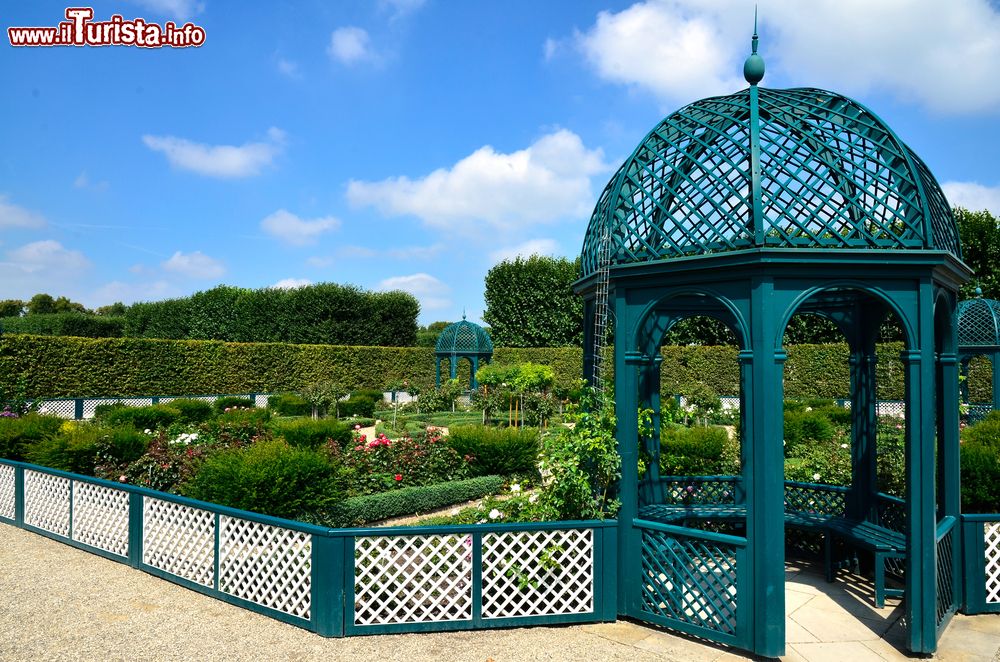 Immagine Il padiglione del roseto a Herrenhausen, Hannover, Germania. In quest'area del parco sono ospitate splendide varietà di rose.