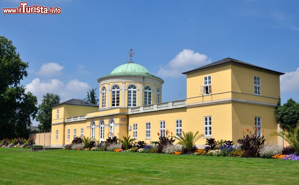 Immagine Il palazzo all'ingresso del giardino reale di Herrenhausen a Hannover, Germania.