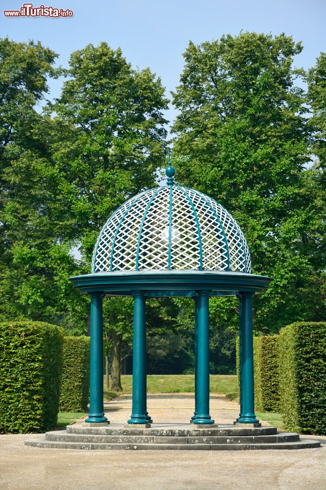 Immagine Un piccolo padiglione ai giardini di Herrenhausen, Hannover, Germania.