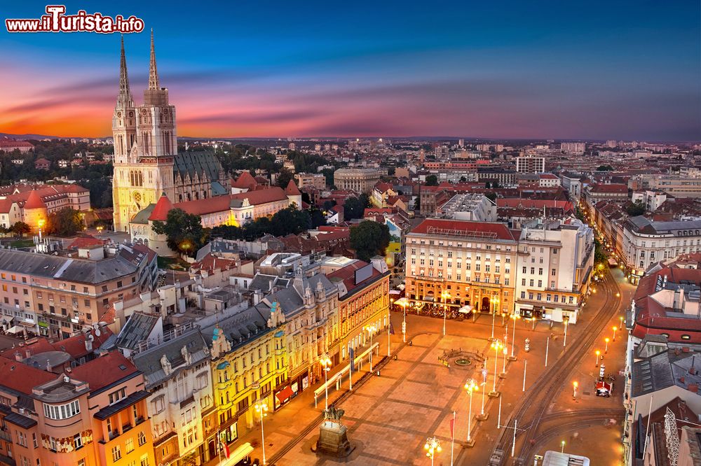 Immagine La piazza Ban Jelacic di Zagabria al tramonto. È questo il confine fra l’alto abitato medievale e la bassa città asburgica ottocentesca.