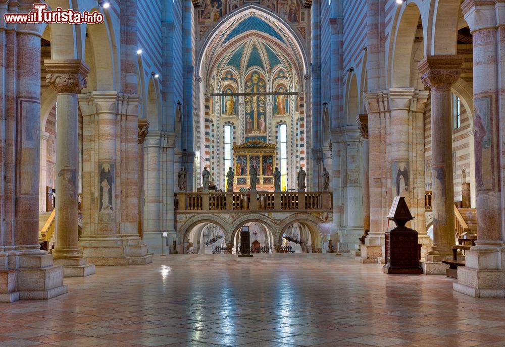 Immagine Interno della Basilica di San Zeno, la chiesa romanica di Verona