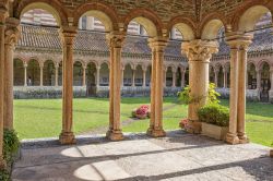 Il chiostro della Basilica di San Zeno Maggiore a Verona - © Roman Babakin / Shutterstock.com