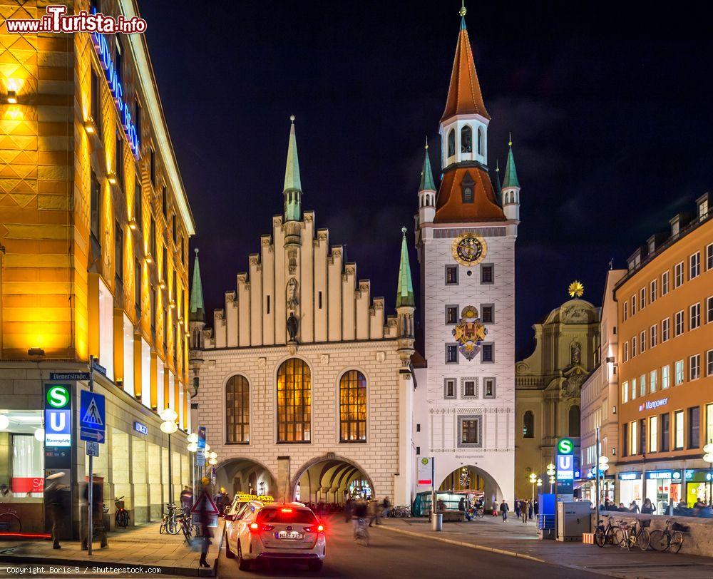 Immagine Vista notturna dell'Altes Rathaus, il palazzo famoso per la lugubre Notte dei Cristalli del regime Nazista a Monaco di Baviera - © Boris-B / Shutterstock.com