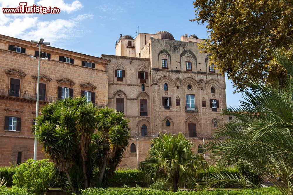 Immagine Palazzo dei Normanni rientra nella concezione architettonica del Qasr arabo, importato a Palermo dai Mori prima dell’arrivo dei Normanni.