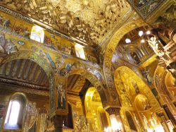 La Cappella Palatina è la cappella reale dei Re Normanni della Sicilia, situata nel Palazzo Reale. I mosaici sono di eleganza senza pari- © IZZARD / Shutterstock.com