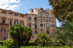 Palazzo dei Normanni rientra nella concezione architettonica del Qasr arabo, importato a Palermo dai Mori prima dell’arrivo dei Normanni.