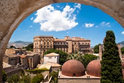 Vista panoramica del Palazzo dei Normanni di Palermo, anticamente Palazzo Reale, è la sede dell'Assemblea Regionale Siciliana.