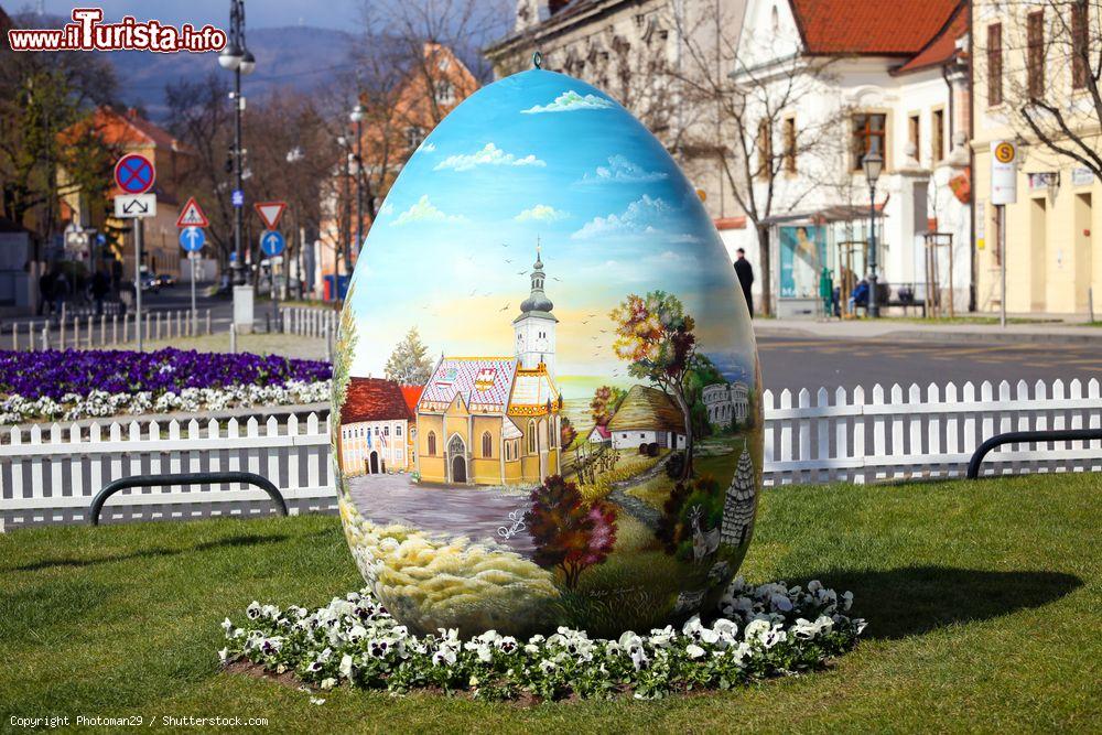 Immagine Un uovo di Pasqua come opera d'arte sull’immensa Kaptol Trg, cuore della Zagabria medievale - foto © Photoman29 / Shutterstock.com
