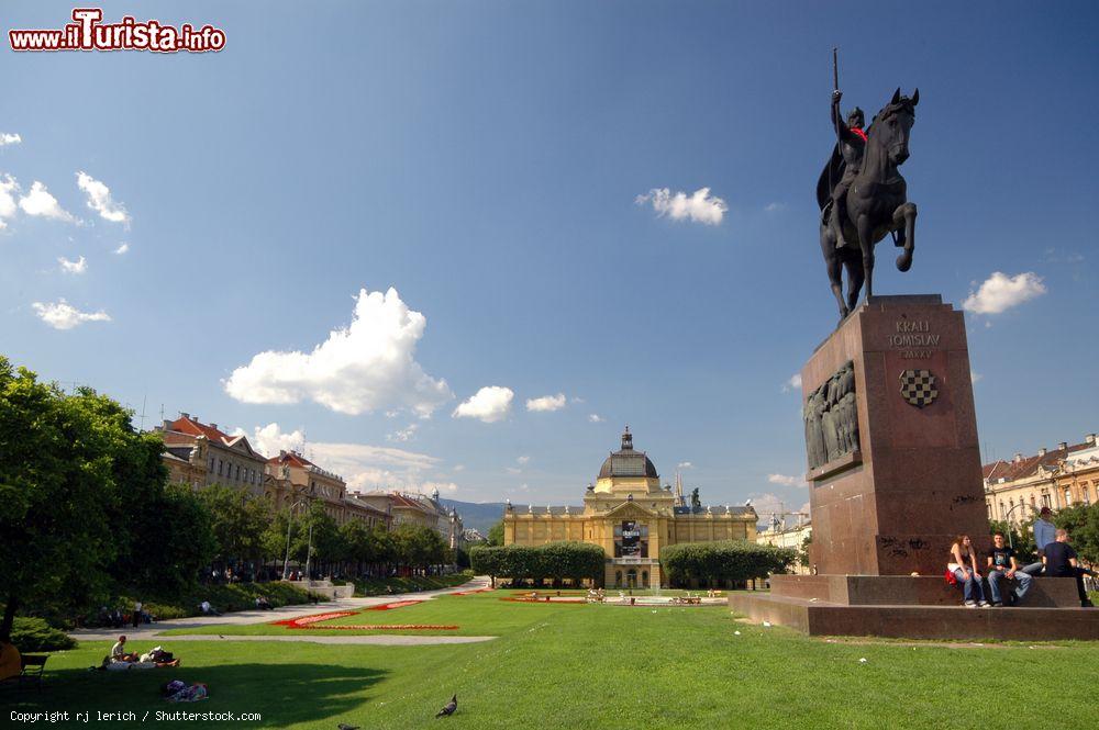 Immagine Statua equestre e il padiglione Umjetnicki  di Zagabria, sullo sfondo  - © rj lerich / Shutterstock.com