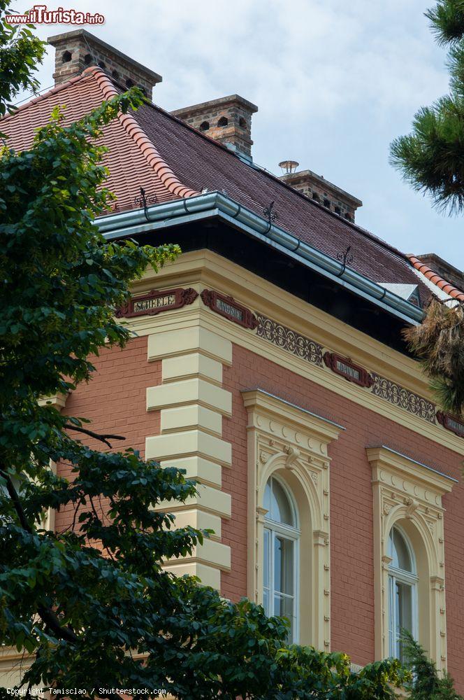Immagine Dettaglio dell'edificio dell'Accademia di Scienze e Arti di Zagabria (Croazia) che ospita anche la Galleria Strossmayer - foto © Tamisclao / Shutterstock.com