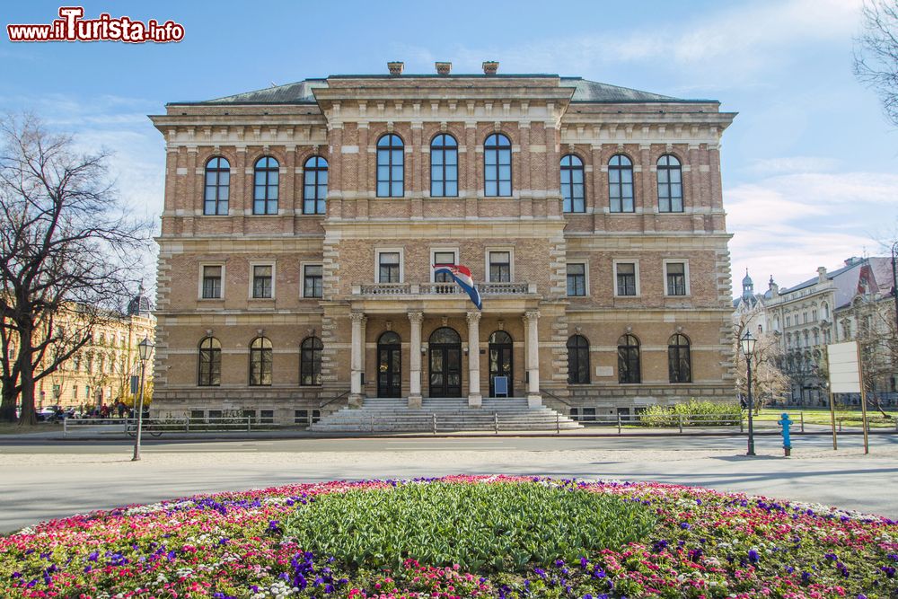 Immagine La Galleria Strossmayer degli Antichi Maestri è ospitata nel palazzo neo-rinascimentale dell’Accademia di Scienze e Arti di Zagabria.