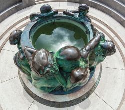 La scultura Well of Life è stata realizzata dall'architetto Ivan Meštrović. Si trova si frote al Teatro Nazionale Croato, sulla piazza intitolata al Maresciallo Tito a ...