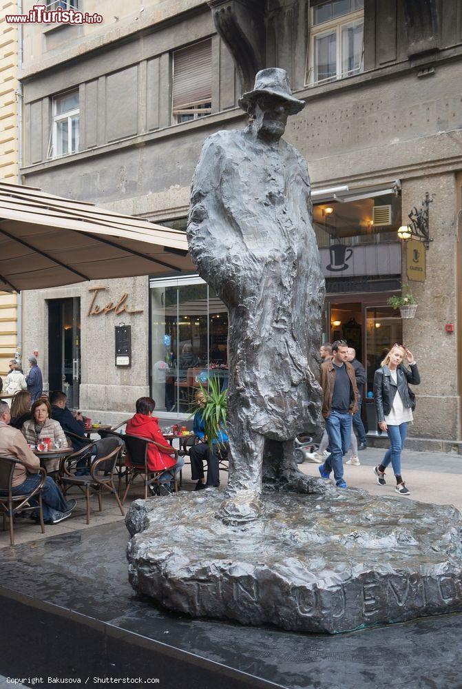 Immagine La statua di Augustin "Tin" Ujević, poeta e saggista croato morto a Zagabria nel 1955 - foto © Bakusova / Shutterstock.com
