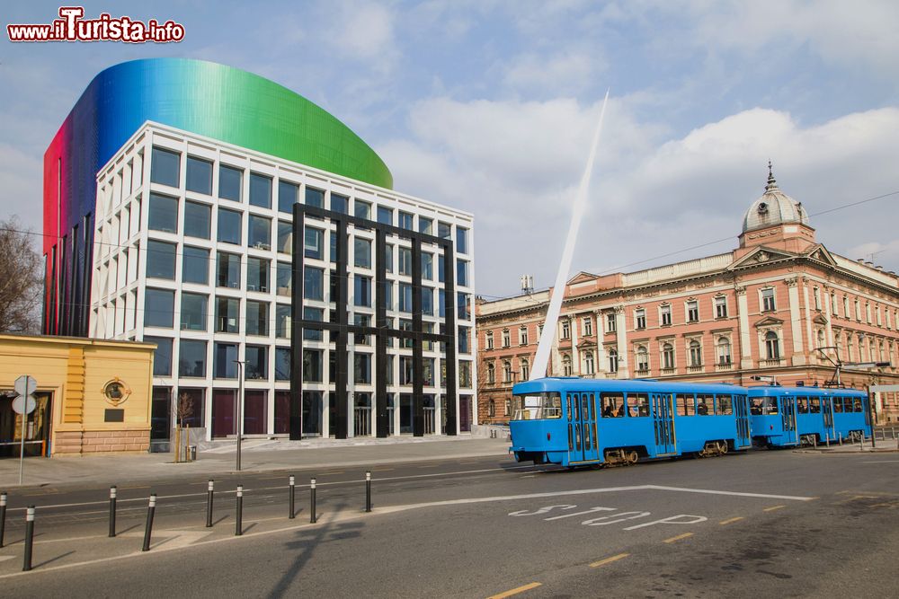 Immagine Un tram nelle strade di Donji Grad, il centro di Zagabria, capitale della Croazia, dove convivono edifici moderni e antichi.