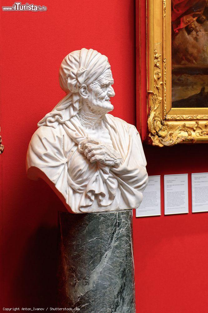 Immagine Un busto esposto nelle sale delle Gallerie Nazionali Scozzesi, uno dei principali musei di Edimburgo - foto © Anton_Ivanov / Shutterstock.com