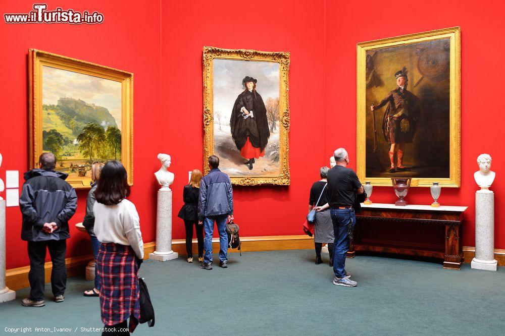 Immagine L'interno delle Gallerie Nazionali Scozzesi a Edimburgo. Nelle sale del museo si possono ammirare tele di grande valore come quelle degli impressionisti francesi, alcune opere del Botticelli, del Bernini e Van Dyck - foto © Anton_Ivanov / Shutterstock.com