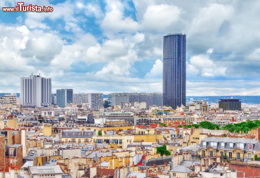 Immagine Vista panoramica di Parigi, su cui svetta per altezza la Tour Montparnasse, che conta 59 piani per un totale di 210 metri.