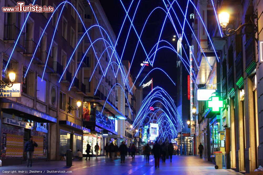 Immagine Luci notturne su una strada commerciale nei pressi di Puerta del Sol, una delle piazze più freuqnetate dai turisti a Madrid - foto © Andrii Zhezhera / Shutterstock.com