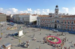Vista su Puerta del Sol, una delle piazze più conosciute e frequentate del centro di Madrid (Spagna).