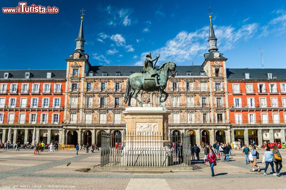 Immagine La statua di Felipe III e la Casa de la Panaderìa in Plaza Mayor a Madrid, nel quartiere Sol - © Andrii Lutsyk / Shutterstock.com