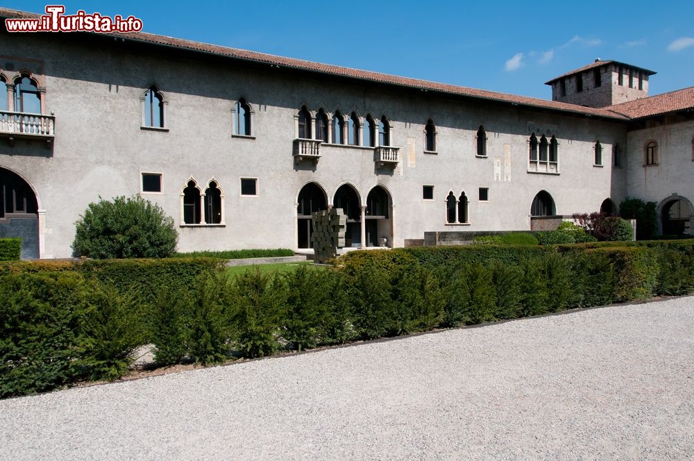 Immagine La corte di Castelvecchio, imponente castello di epoca medievale realizzato dagli Scalgeri nel XIV secolo sulla riva dell'Adige a Verona.