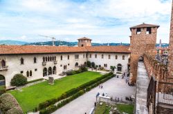 Una veduta di Castelvecchio a Verona. L'edificio fu costruito in più fasi; attualmente si distinguono tre parti principali come la Corte della Reggia scaligera, la Corte d'Armi ...