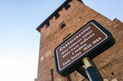 L'insegna di Castelvecchio e del museo ospitato al suo interno. Qui sono indicate le date di realizzazione delle opere, rispettivamente il 1355 e 1958-1964 - foto © berm_teerawat / ...