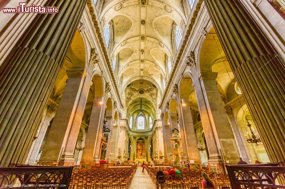 Immagine La navata centrale della Chiesa di Saint Sulpice a Parigi - © Fotos593 / Shutterstock.com