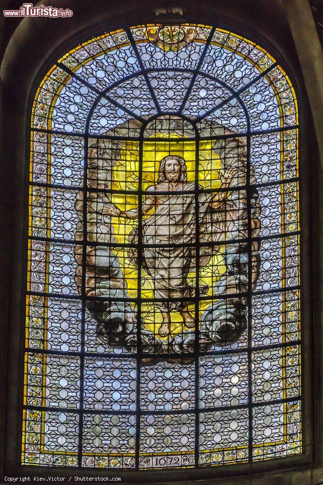 Immagine Vetrata all'interno della basilica di Saint Sulpice a Parigi - © Kiev.Victor / Shutterstock.com