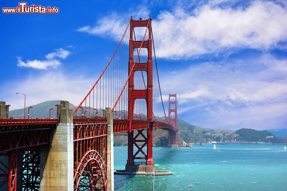 Immagine L'inconfondibile Golden Gate Bridge di San Francisco in una giornata estiva. Per la mantenzione del colore rosso (in acrilico) del ponte lavora quotidianamente una squadra di operai.