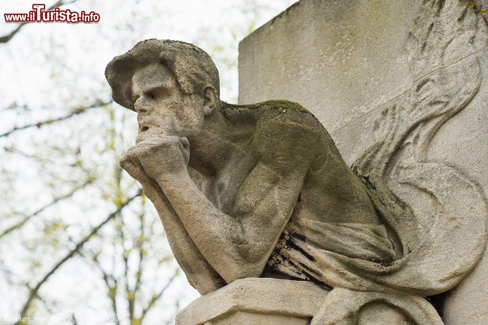 Immagine Il cenotafio a Charles Baudelaire nel cimitero di Montparnasse a Parigi, Francia. Il poeta francese fu anche autore di importanti opere di critica d'arte e di saggi - © HUANG Zheng / Shutterstock.com