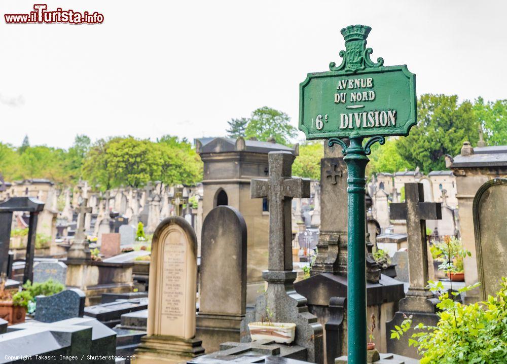 Immagine Uno scorcio panoramico del cimitero di Montparnasse a Parigi, Francia. Con i suoi 19 ettari e più di 1200 alberi è anche uno dei più importanti spazi verdi della capitale - © Takashi Images / Shutterstock.com