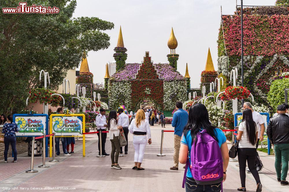 Immagine L'ingresso principale al Dubai Miracle Garden, Emirati Arabi Uniti. Ogni week end circa 50 mila persone visitano quest'attrazione floreale - © Harry Cabance / Shutterstock.com