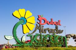 L'insegna del Miracle Garden di Dubai fotografata in una bella giornata di sole, Emirati Arabi Uniti - © LMspencer / Shutterstock.com